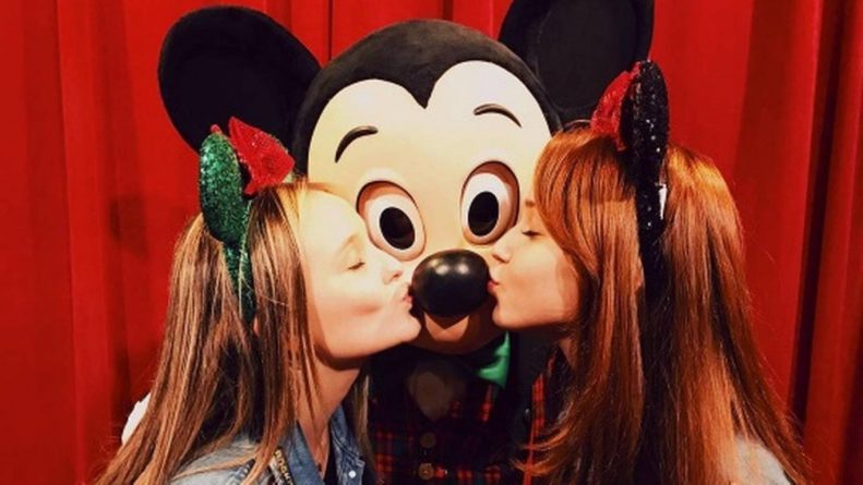Após fim de namoro, Larissa Manoela curte viagem à Disney com amiga