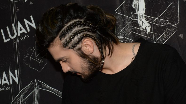 Luan Santana exibe novo visual em bastidores de show