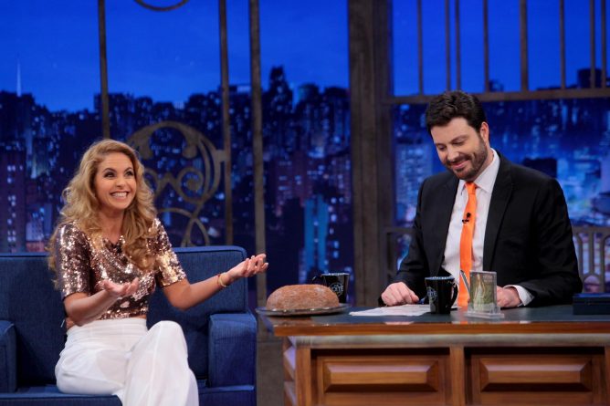 Lucero ganha brigadeiro gigante e brinca de pinhata no “The Noite” com Danilo Gentili