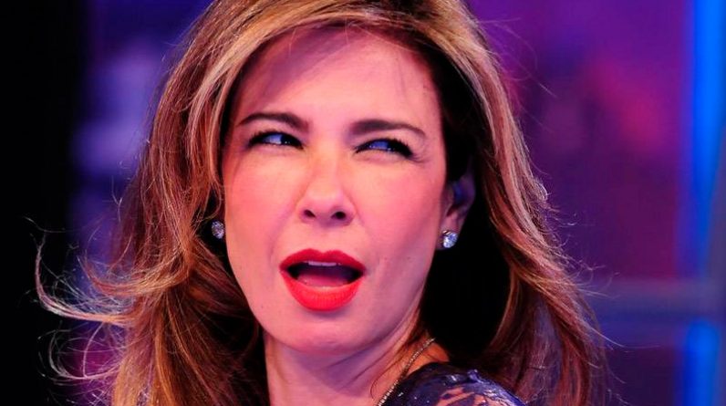 Luciana Gimenez arranca elogios ao mostrar cintura fina de biquíni