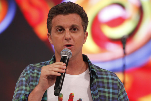 Gente como a gente: Luciano Huck vai ao trabalho de VLT