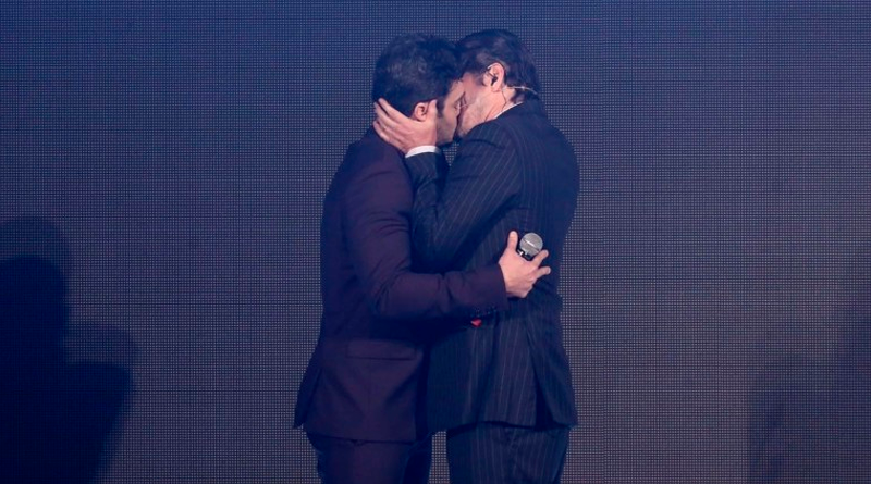 Marcelo Serrado e Marcos Veras se beijam em palco de premiação
