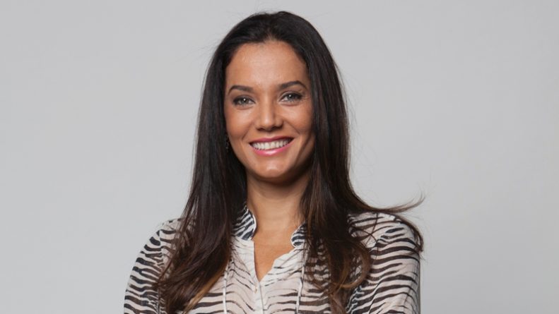 Mônica Carvalho mostra corpo em forma aos 45 anos