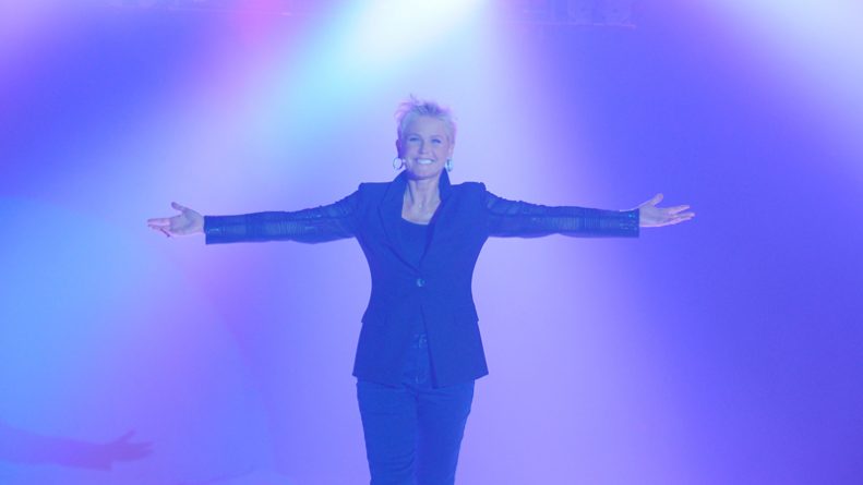 Avião da apresentadora Xuxa é atingido por raio e faz pouso de emergência