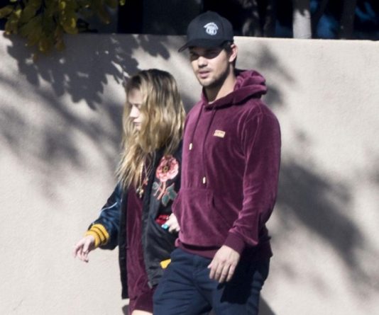 Billie Lourd é vista ao lado de Taylor Lautner após morte da mãe, Carrie Fisher