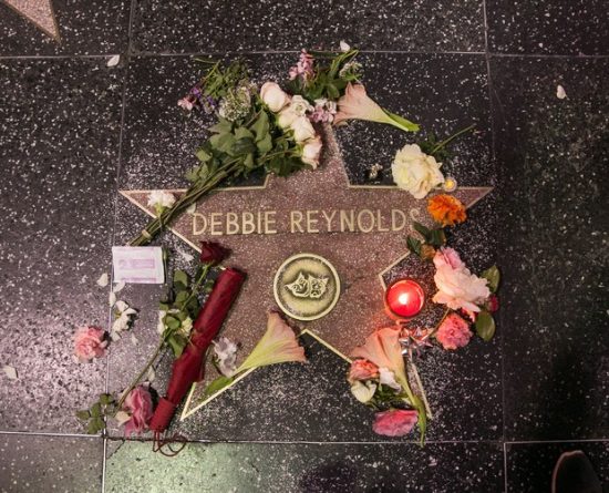 Fãs levam velas e flores para homenagear Debbie Reynolds na Calçada da Fama