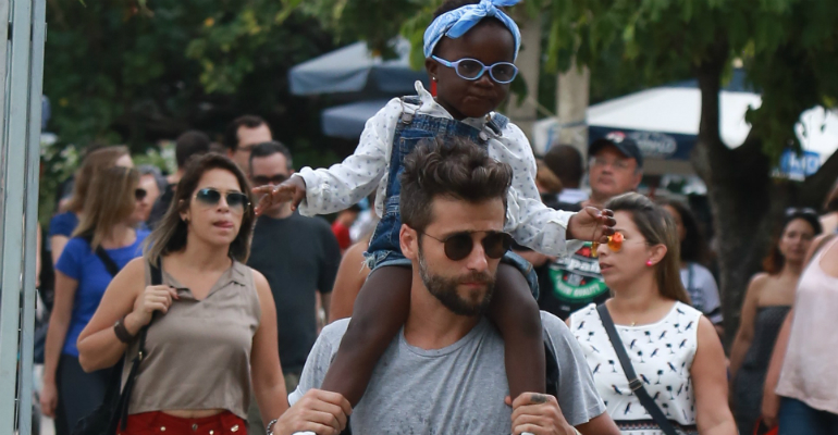 Polícia encontra autora de ataques racistas contra filha de Bruno Gagliasso