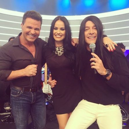 Irmã de Eduardo Costa estreia como apresentadora da Record e divide opiniões