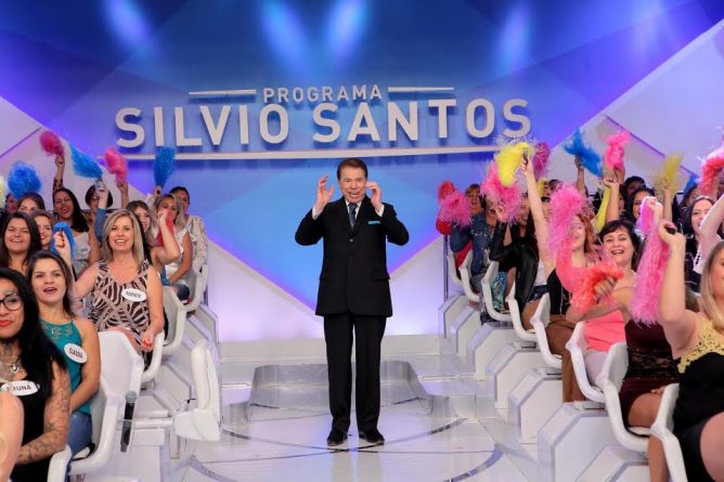 Silvio Santos recebe Lorena Queiroz, ganha relógio personalizado e apresenta exposição em sua homenagem neste domingo (18)