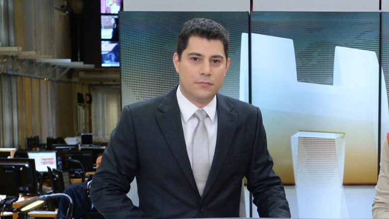 Evaristo Costa abraça bancada ao retornar ao “Jornal Hoje”