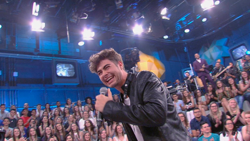 Rafael Vitti canta sucesso de Léo Régis no “Altas Horas”