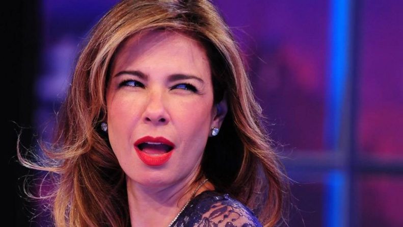 Luciana Gimenez aparece de biquíni na neve