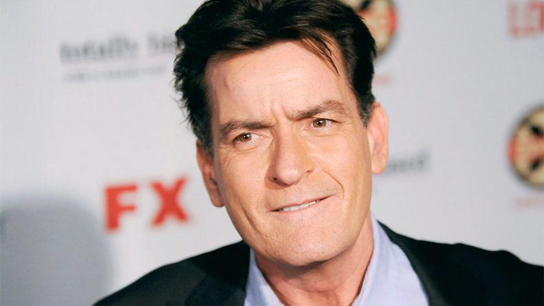 Charlie Sheen pede desculpas por ofender a cantora Rihanna