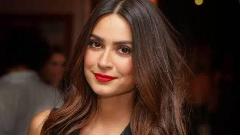 Thaila Ayala sensualiza em foto fazendo topless