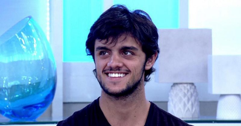 Felipe Simas aprende surfe para “Os Dias Eram Assim”