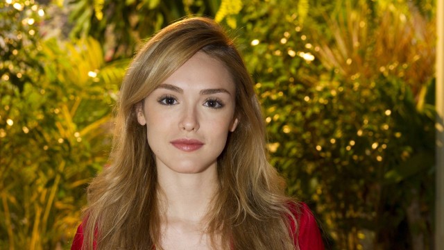 Isabelle Drummond assiste a programas dos anos 90 para personagem de novela