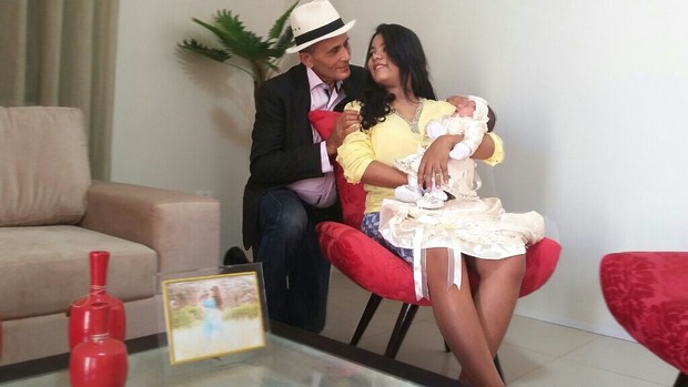 Stefhany Absoluta faz consagração da filha na Igreja