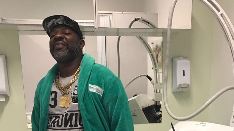 Mr. Catra dá selinho em Palmirinha em lançamento de filme