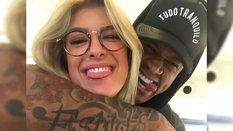 Léo Santana oficializa romance com bailarina do Faustão