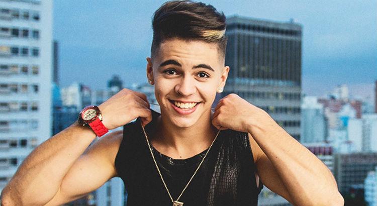 MC Biel assume namoro com modelo e se declara com foto de beijo