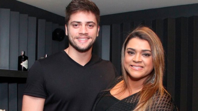 Preta Gil publica foto ousada do marido de cueca na cama