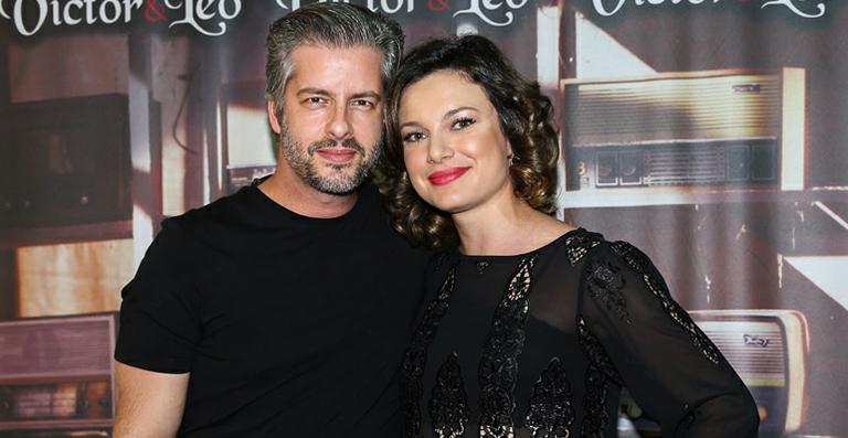 Grávida, esposa de Victor Chaves registra boletim de ocorrência contra o cantor