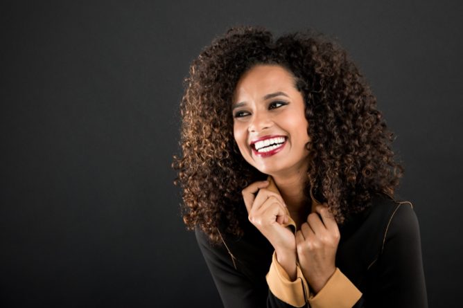 Aisha Jambo assina com a Record e deixa “Natália”