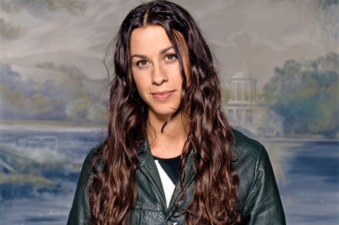 Alanis Morissette tem casa assaltada e perde US$ 2 milhões