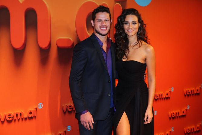 Débora Nascimento e José Loreto apresentam projeto de reality show à Globo