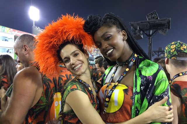 Maria Flor ganha folga de “A lei do Amor” e curte Carnaval na Sapucaí