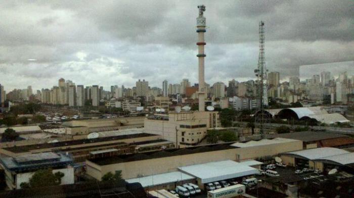 Ambulante é morto a tiros na rua da Várzea, sede da Record, em São Paulo