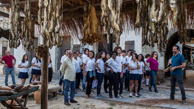 Estudantes participam de aula de História na cidade cenográfica de “Novo Mundo”