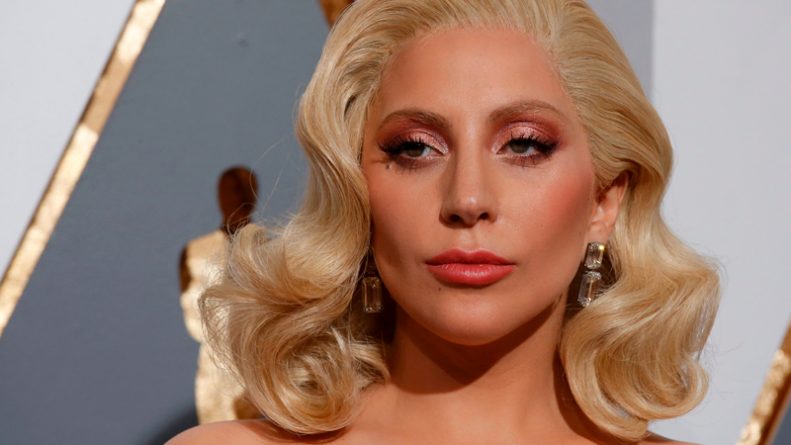 Lady Gaga é flagrada aos beijos com novo namorado