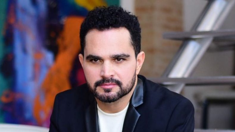 Luciano Camargo posa de sunga na praia após emagrecer 40 quilos