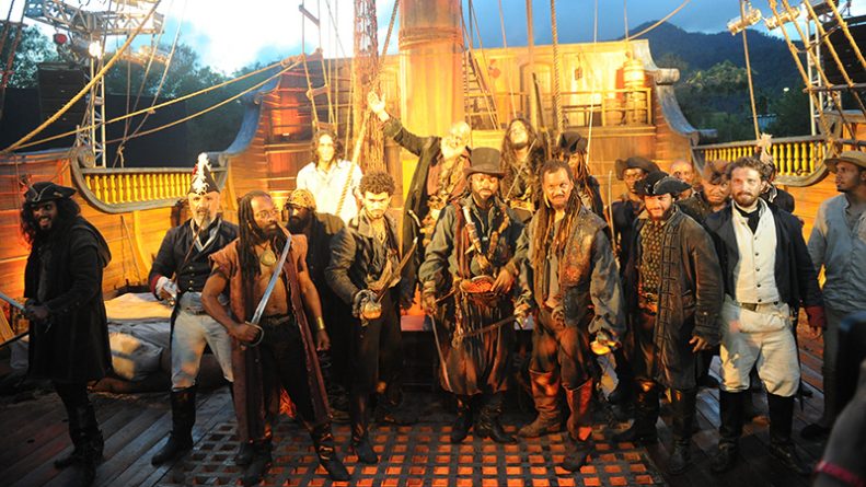 Jornalistas são surpreendidos por piratas em apresentação da novela “Novo Mundo”