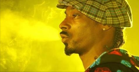 Snoop Dog fuma maconha e ironiza Trump em novo clipe; Assista