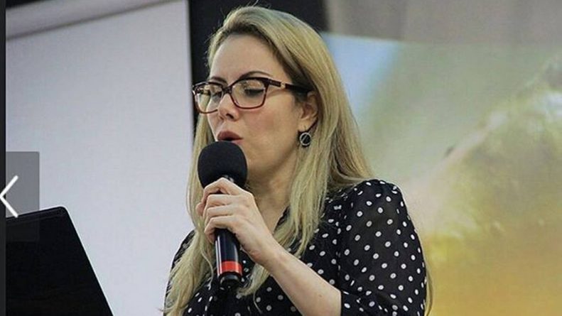 Sarah Sheeva anuncia curso para mulheres “deixarem de ser cachorras”