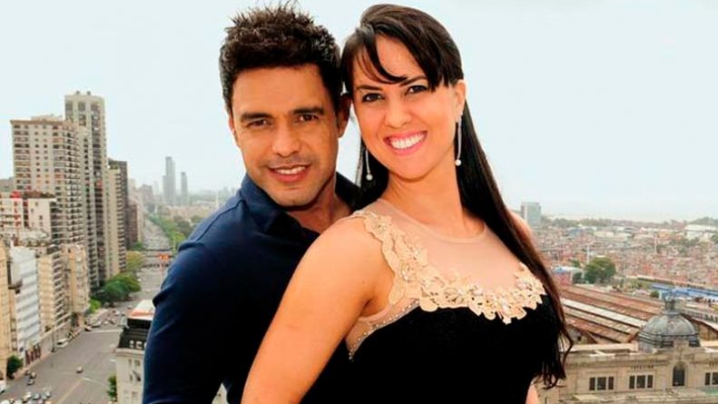 Zezé Di Camargo presenteia namorada com celular usado