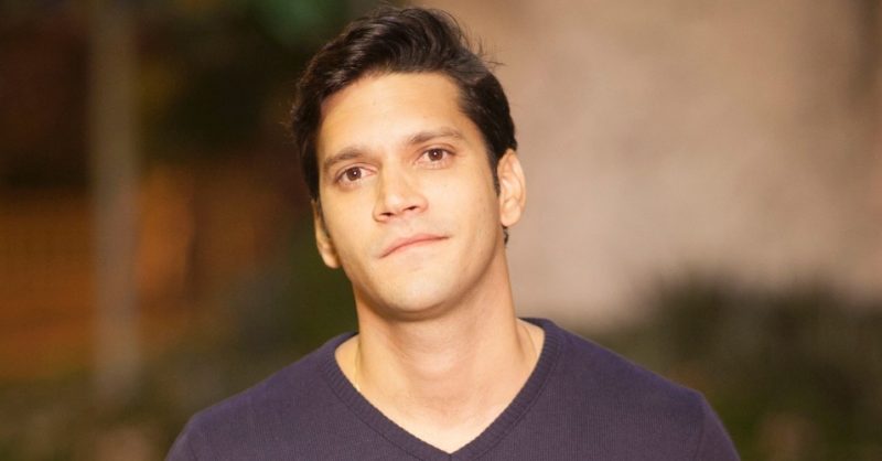 Armando Babaioff negocia com a Globo para ser Dedé em “Os Trapalhões”