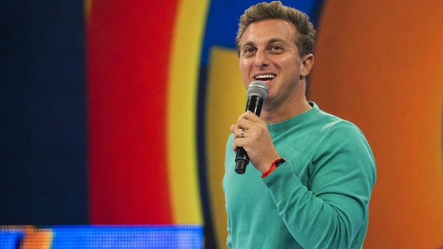 Luciano Huck homenageia personalidades na nova temporada do “Caldeirão”
