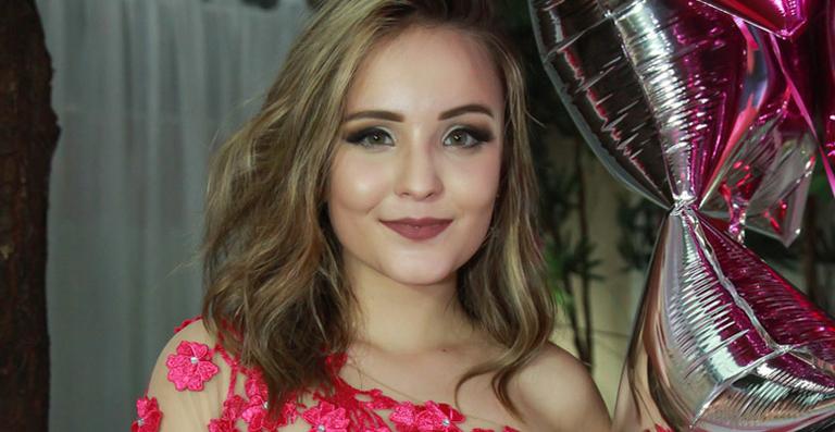 Larissa Manoela renova contrato com o SBT por mais dois anos