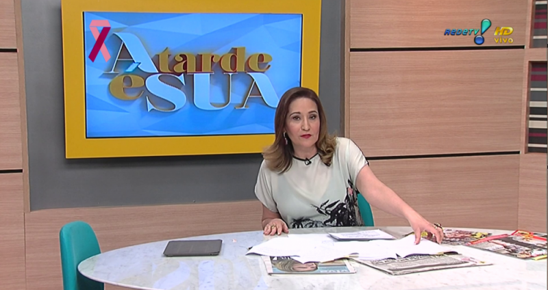 Celular de Sônia Abrão toca durante programa ao vivo
