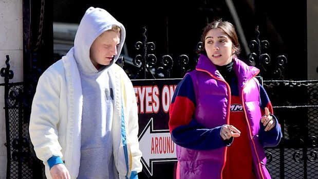 Filha da cantora Madonna é flagrada fumando cigarrinho suspeito