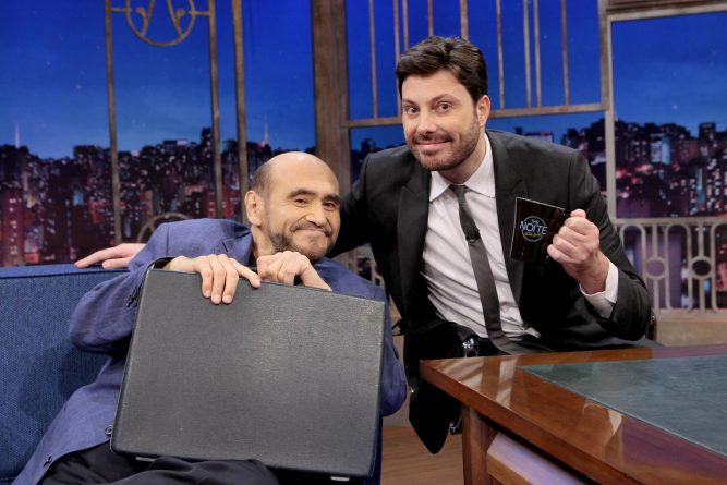 Édgar Vivar mostra vídeo inédito dos bastidores de “Chaves” no “The Noite” desta quinta-feira (04)