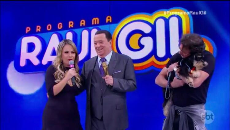 Flavinha Cheirosa presenteia Raul Gil com cachorrinho da Raça Schnauzer