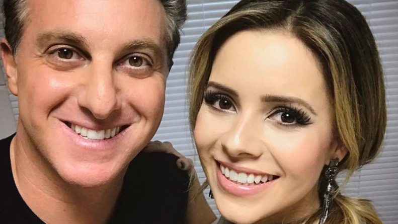 Luciano Huck filma Sandy indo a banheiro de posto durante gravação