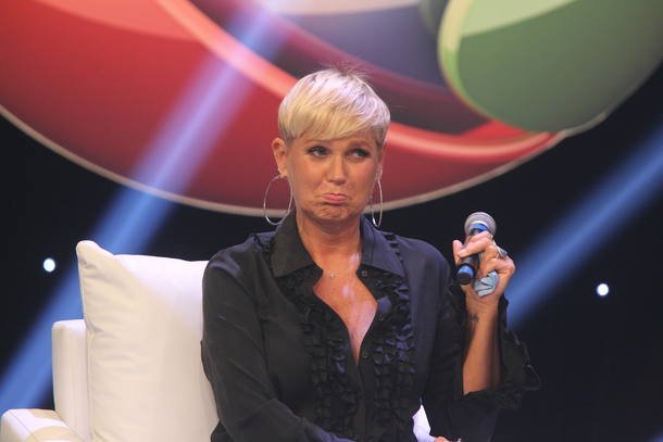 Irritada, Xuxa Meneghel abandona o palco e desabafa: “Desnecessário”