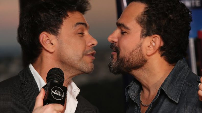 Zezé Di Camargo e Luciano dão selinho durante entrevista