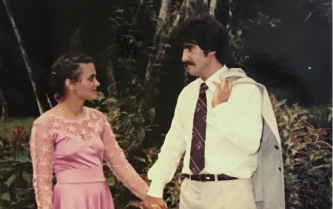 Apresentador do SBT publica foto antiga ao lado da esposa; saiba quem