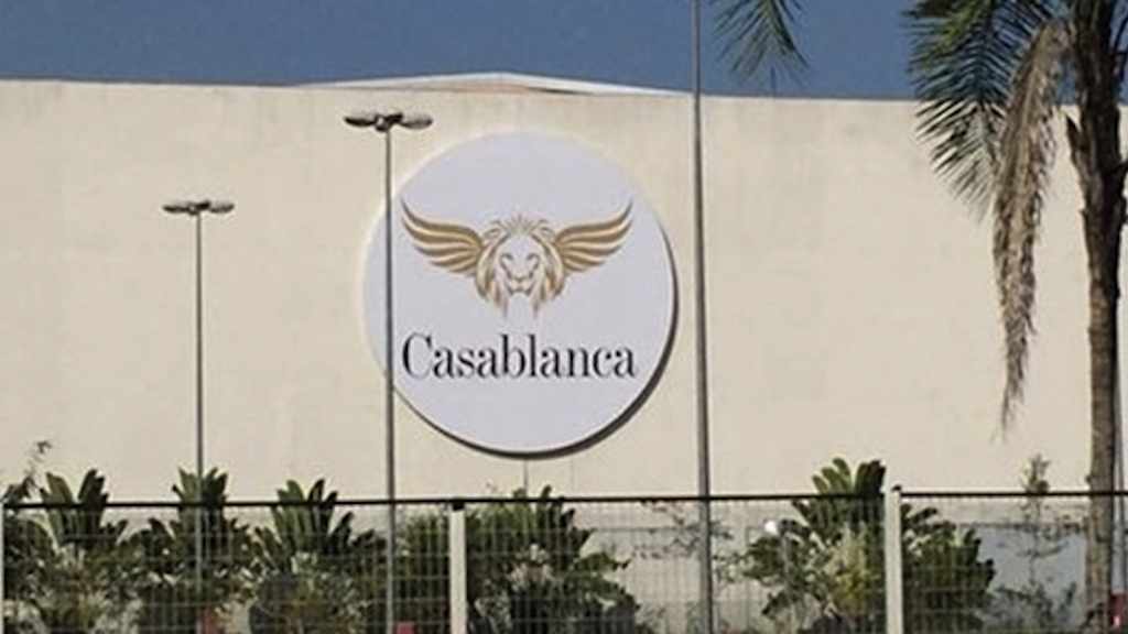 Atores da Record reclamam de banheiro entupido e falta de copo descartável